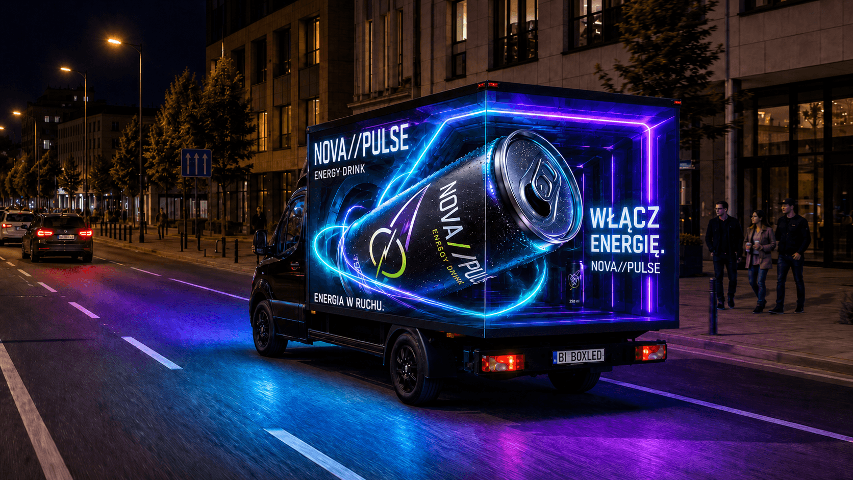 Ten sam nośnik DISPLAY AVENUE w tej samej scenie po zmroku, z tą samą reklamą NOVA//PULSE na ekranie bocznym i tylnym; mocne niebiesko-fioletowe światło ekranów i refleksy na jezdni, na chodniku kilkoro pieszych